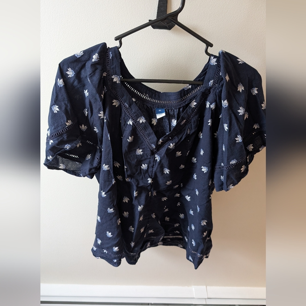 Old Navy floral print v neck lace trim top. Size XL